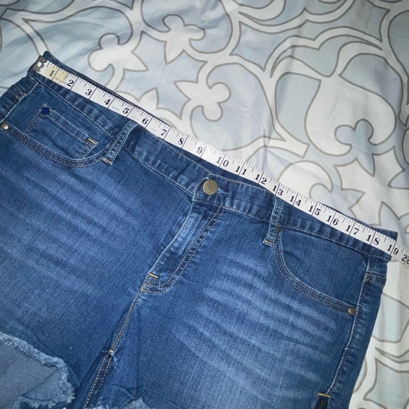 Frayed denim shorts - Picture 4 of 5